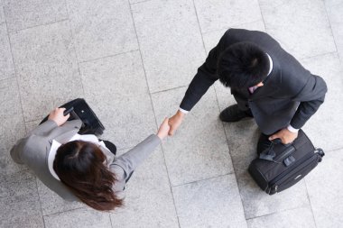 Üstten Görünüm kadının işadamı ile el sıkışan 