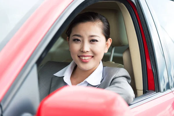 Kırmızı araba Asyalı genç kız — Stok fotoğraf