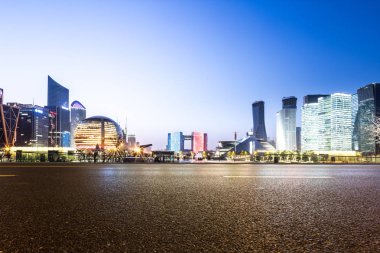 Cityscape ve boş yol Hangzhou manzarası
