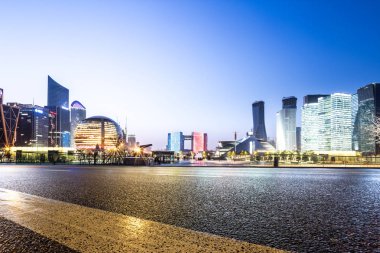 Cityscape ve boş yol Hangzhou manzarası