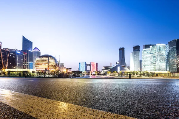 Gród i panoramę miasta Hangzhou od pustej drodze — Zdjęcie stockowe
