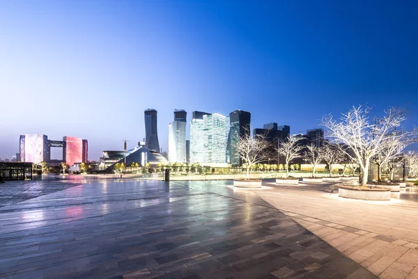 Stadtbild und Skyline von Hangzhou vom leeren Platz — Stockfoto