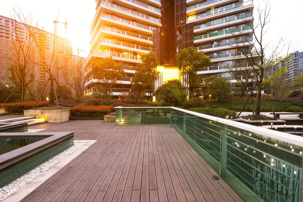 Moderne Bürogebäude mit Sonnenstrahl in Hangzhou — Stockfoto
