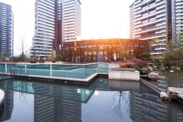 Moderne Bürogebäude mit Sonnenstrahl in Hangzhou — Stockfoto