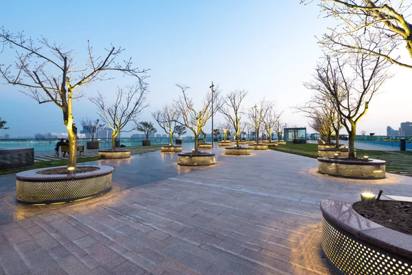 Piazza della città con alberi nella città di Hangzhou — Foto Stock