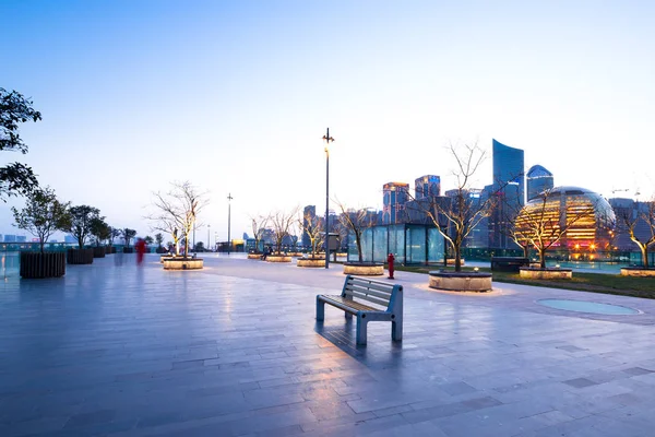 Городской пейзаж и горизонт Ханчжоу с пустой площади — стоковое фото