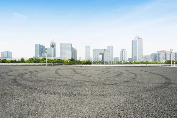 Paisagem urbana e horizonte de Nanjing de estrada vazia — Fotografia de Stock