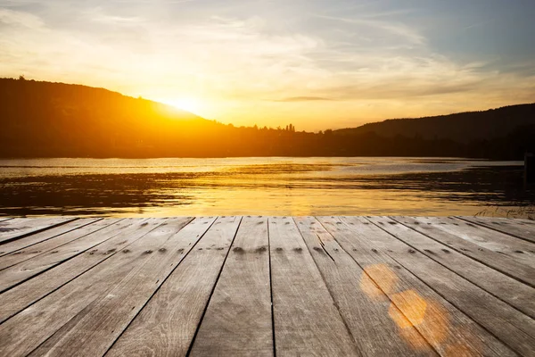 Zonsopgang van de heuvel te bewonderen van houten vloer — Stockfoto