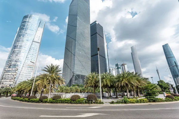 Edificios de oficinas modernos en el centro de Guangzhou —  Fotos de Stock