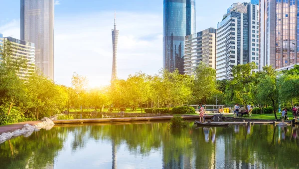 Edificios de oficinas cerca del río en el centro de Guangzhou — Foto de Stock