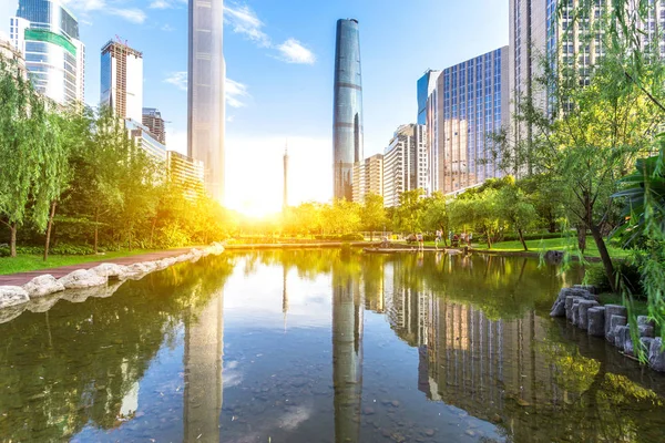 Edifícios de escritórios perto do rio no centro da cidade de Guangzhou — Fotografia de Stock