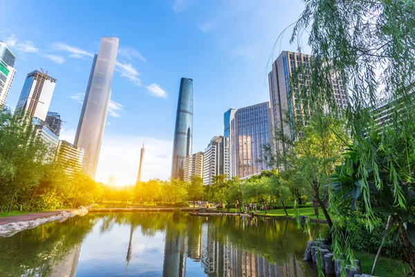 Bürogebäude in Flussnähe in der Innenstadt von Guangzhou — Stockfoto