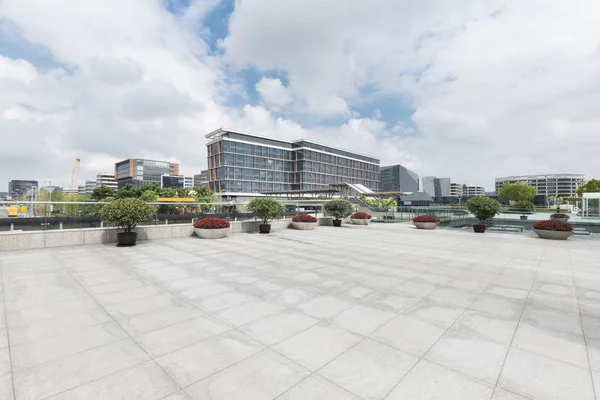 空床から上海で近代的な建物 — ストック写真