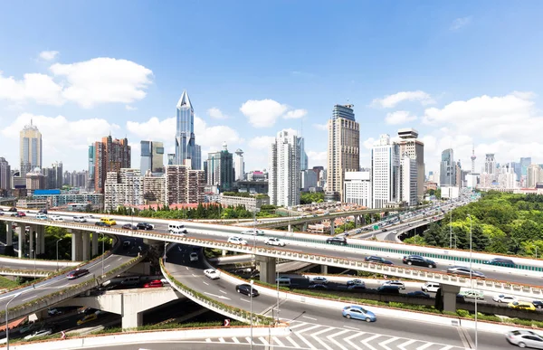 Дорожный узел и городской пейзаж Шанхая — стоковое фото