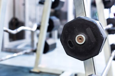 modern bir spor salonu güç egzersiz için donatım