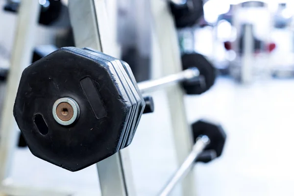 Оборудование для силовых упражнений в современном спортзале — стоковое фото