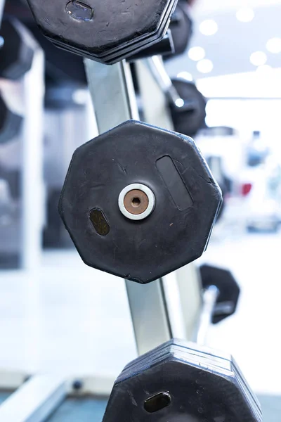 Sprzęt do ćwiczeń power w nowoczesnej siłowni — Zdjęcie stockowe