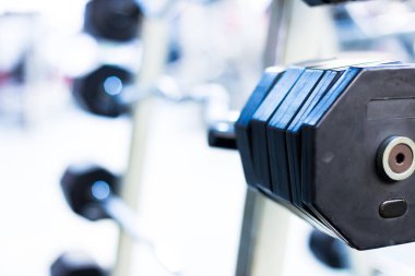 modern bir spor salonu güç egzersiz için donatım