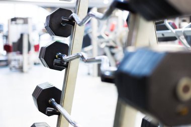 modern bir spor salonu güç egzersiz için donatım