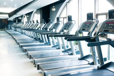 modern bir spor salonu ekipmanları