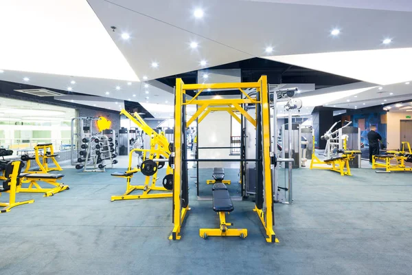 Équipement dans la salle de gym moderne — Photo