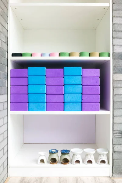 Toalhas coloridas no banheiro do ginásio feiliwei — Fotografia de Stock