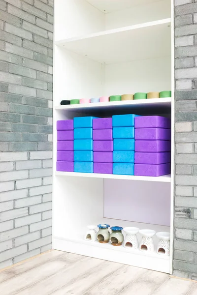Toalhas coloridas no banheiro do ginásio feiliwei — Fotografia de Stock