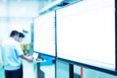 ekran önünde insanlar