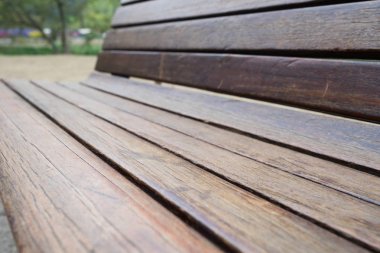 Parktaki eski ahşap bank.