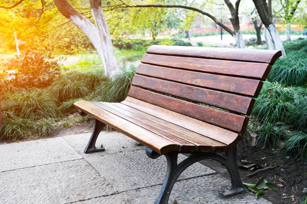 Stara drewniana ławka w parku — Zdjęcie stockowe