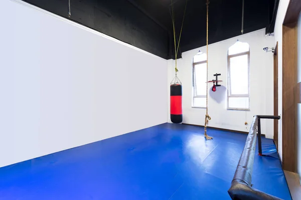 Intérieur de la chambre avec sac de sable — Photo