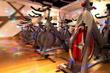 modern bir spor salonu ekipmanları