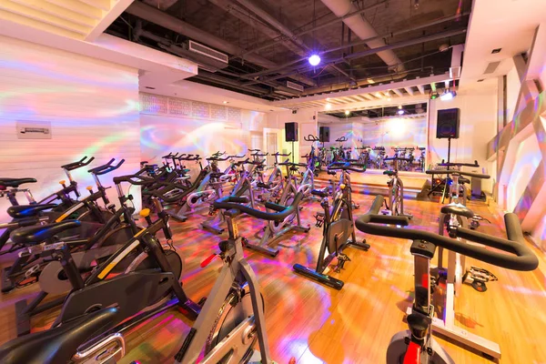 Equipamiento en gimnasio moderno — Foto de Stock