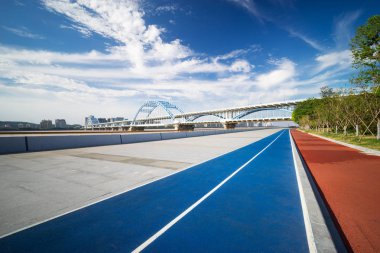 Modern köprü ve Hangzhou boş yürüyüş yolları