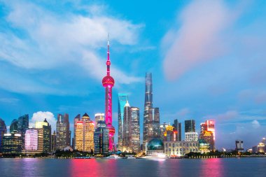 Şangay'daki modern ofis binaları geceleri