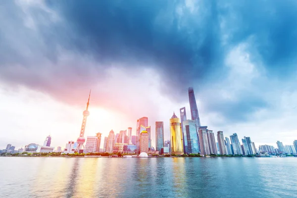 Moderna kontorsbyggnader i Shanghai på sunrise — Stockfoto