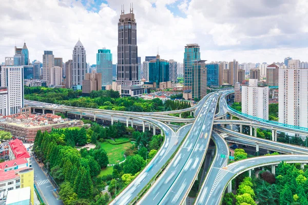 Drukke snelweg via midtown van moderne stad — Stockfoto