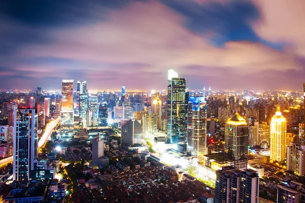 Современные офисные здания в Шанхае ночью — стоковое фото