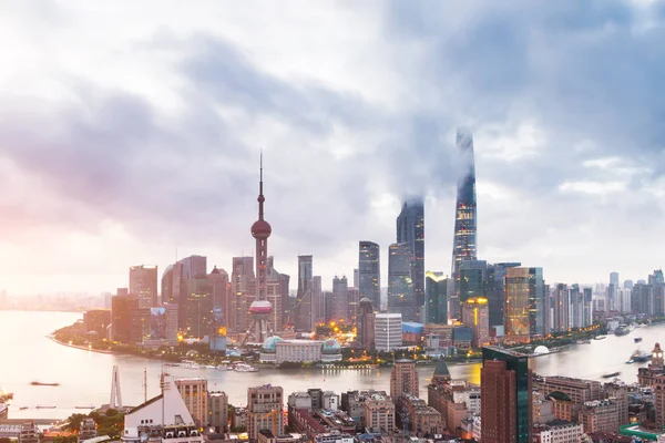 Современные офисные здания в Шанхае на рассвете — стоковое фото