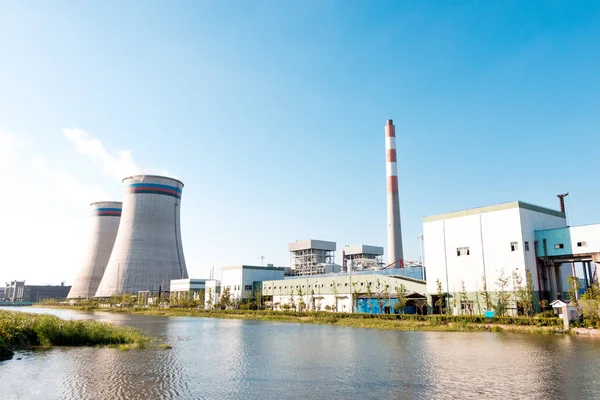 Moderna planta de energía cerca del agua —  Fotos de Stock