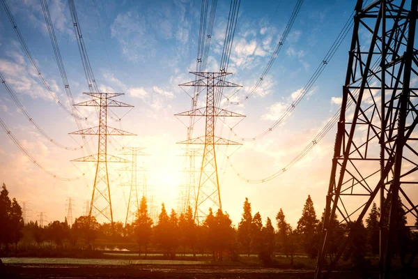 Pylons de energia no campo — Fotografia de Stock