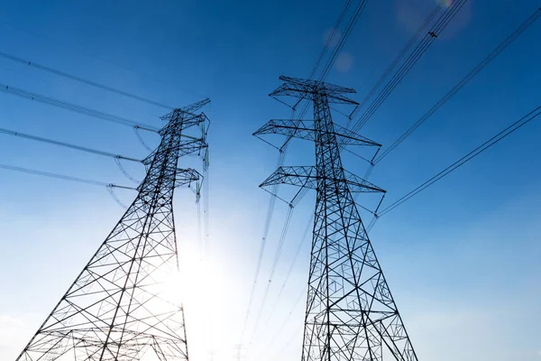 Pylons de energia no campo — Fotografia de Stock