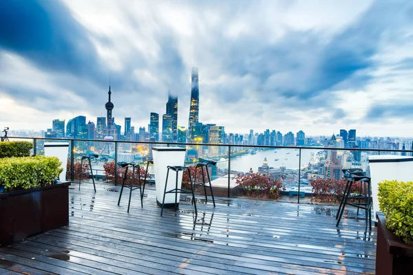 木製の床から上海の事務所ビル — ストック写真