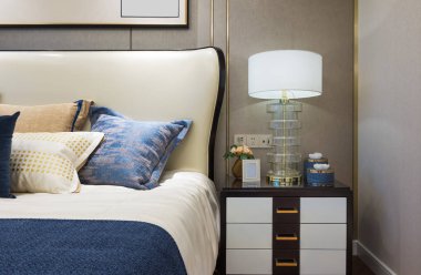 Modern yatak odasının içi