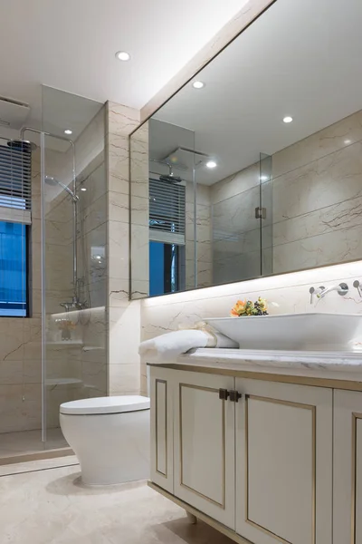 Интерьер современной ванной комнаты — стоковое фото