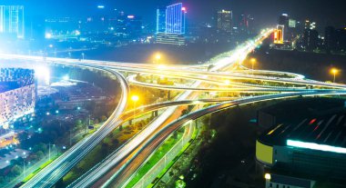 işlek yol Kavşağı'nda gece modern şehir