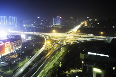 işlek yol Kavşağı'nda gece modern şehir