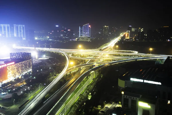 Drukke weg kruispunt in de moderne stad bij nacht — Stockfoto