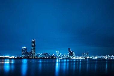 Modern ofis binaları River Köprüsü yakınlarında