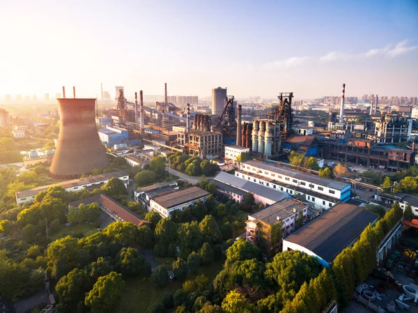 Construcciones en la moderna central eléctrica al amanecer — Foto de Stock